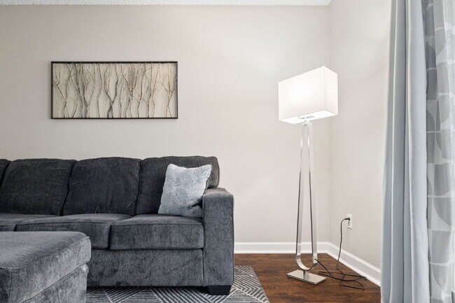 Building Photo - Great 2 bed 2 bath town house centrally lo...