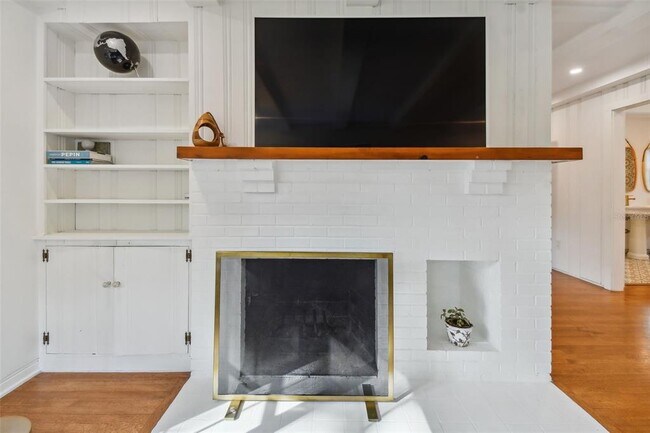 Building Photo - 145 24th Ave SE