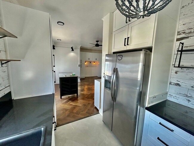 Building Photo - 7th Floor Studio Condo in Historic Buildin...