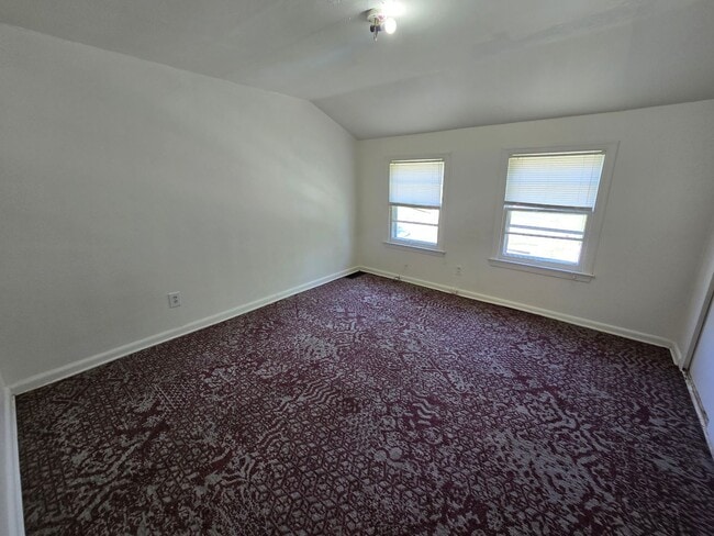 Building Photo - $900 - 2 Bedroom 1 Bathroom Townhome
