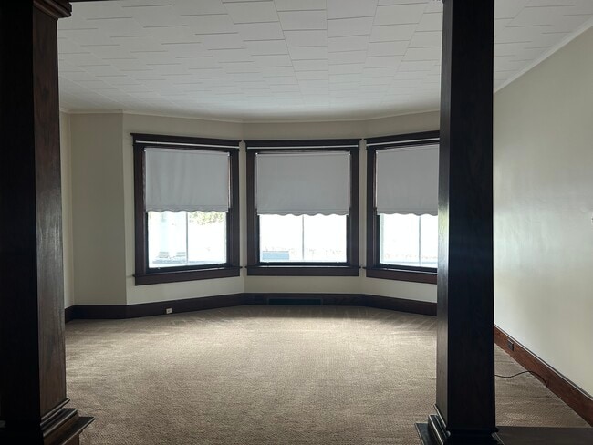 Building Photo - 2 Romeyn Ave