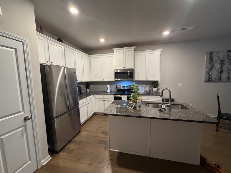 Building Photo - Room in Townhome on Lakeview Crk