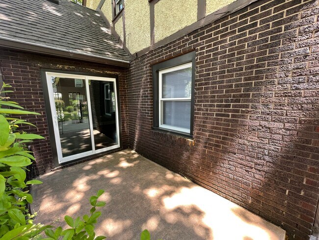 Building Photo - 1702 Lake Ave