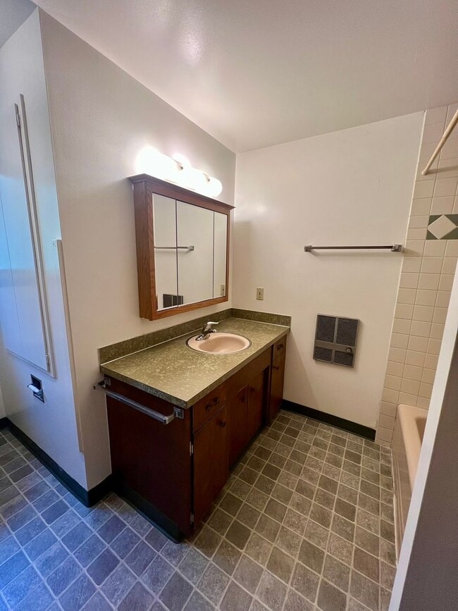 Building Photo - West Olympia Tri-Level Home