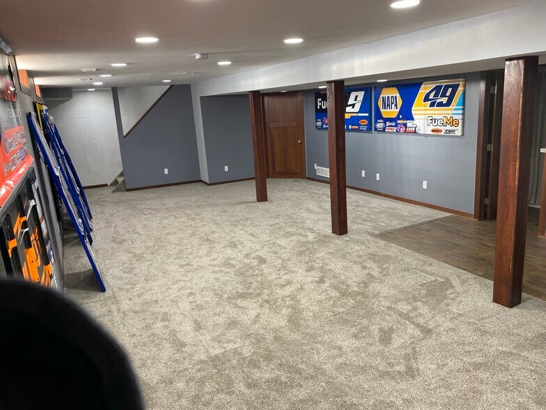 Building Photo - 808 Davis St