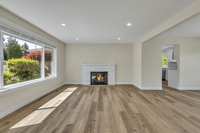 Building Photo - Freshly Remodeled Burien Rambler