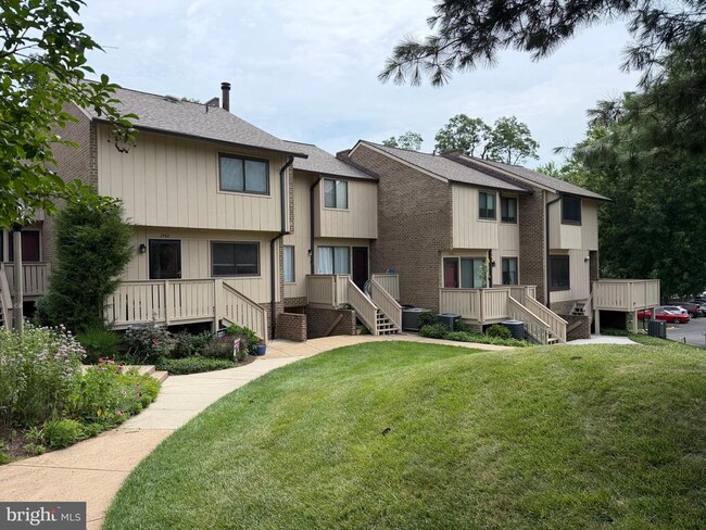Building Photo - 2480 Glengyle Dr