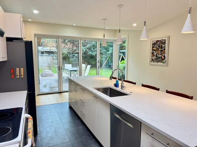 Building Photo - Fantastic Rambler in Lake Hills with A/C!