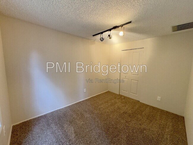 Building Photo - 702 SW 6th Ct