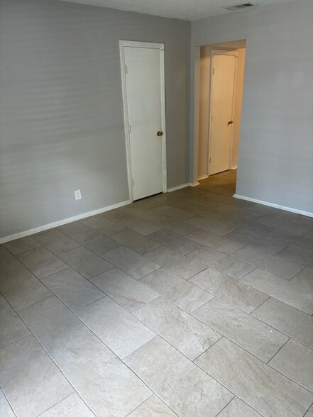 Building Photo - 2203 Jurgensen St