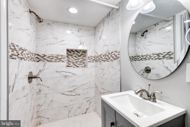 Building Photo - 635 S Lehigh St