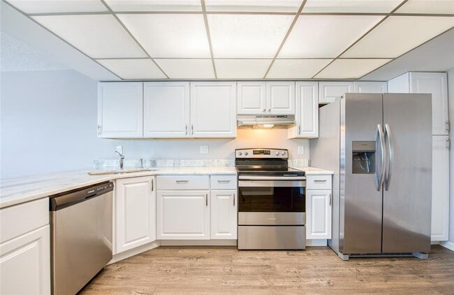 Building Photo - 225 Country Club Dr