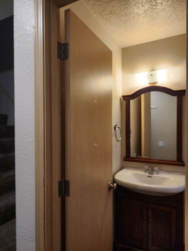 Building Photo - 1ST  FULL  MONTH'S  RENT  FREE   Pet-friendly Townhouse Near Parks and Downtown Newberg