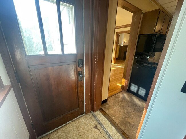 Building Photo - Beautiful 4 Bedroom Home - Free August Rent!!