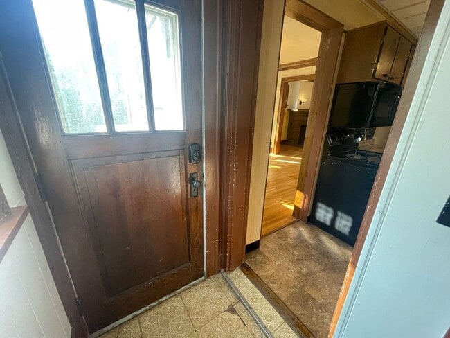Building Photo - Beautiful 4 Bedroom Home - Free July Rent!!