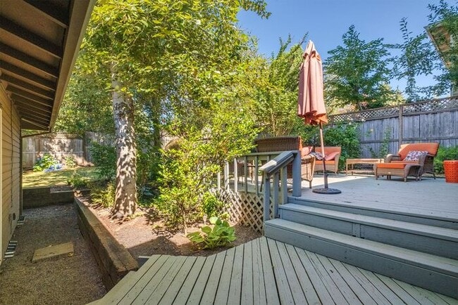 Building Photo - 4 bedroom 3 bath home in Tualatin with sep...