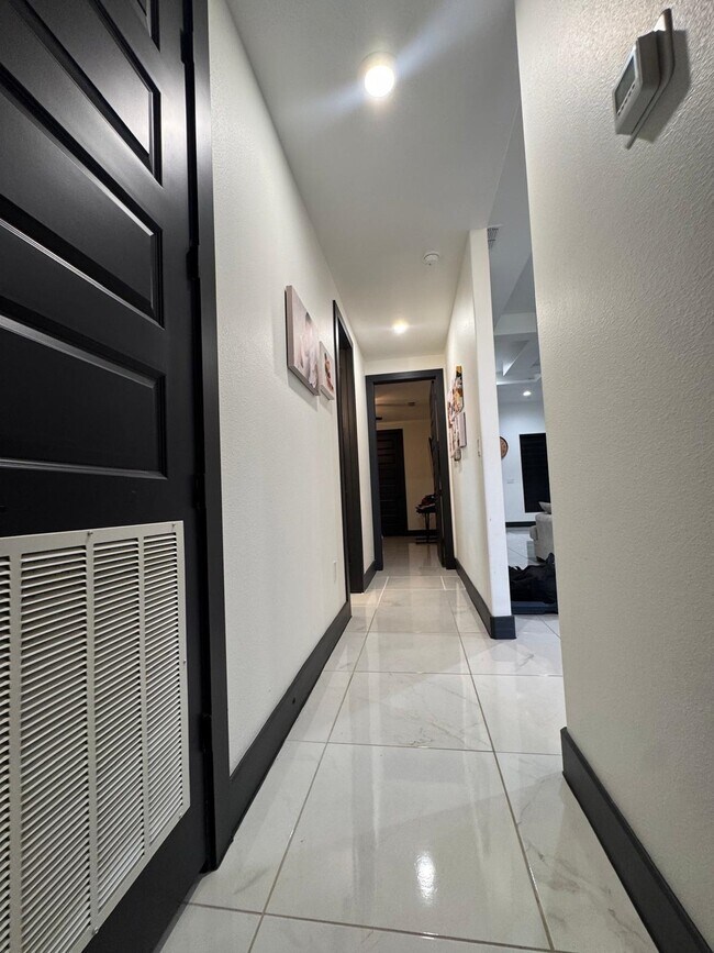 Building Photo - 421 Placido Dr