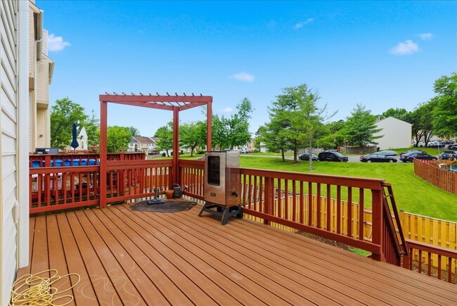 Building Photo - Welcome home to this beautifully updated and move-in-ready 3-bedroom, 3.5-bath townhouse