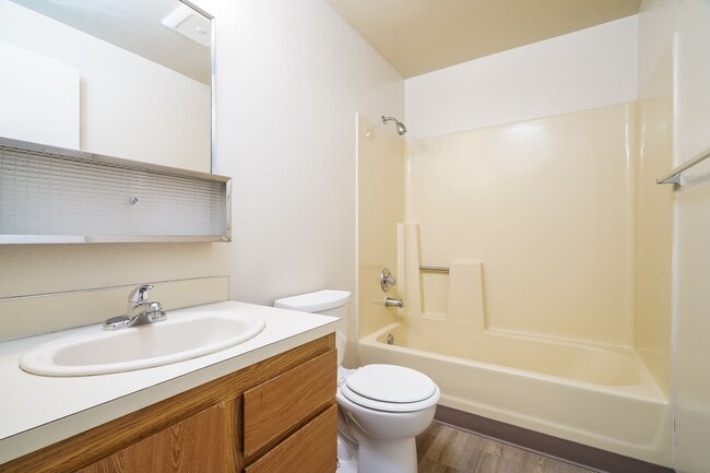 Building Photo - 4 Weeks FREE Rent | 1 Bedroom Apartment in Everett WA | Near Boeing & Naval Station | Covered Par...