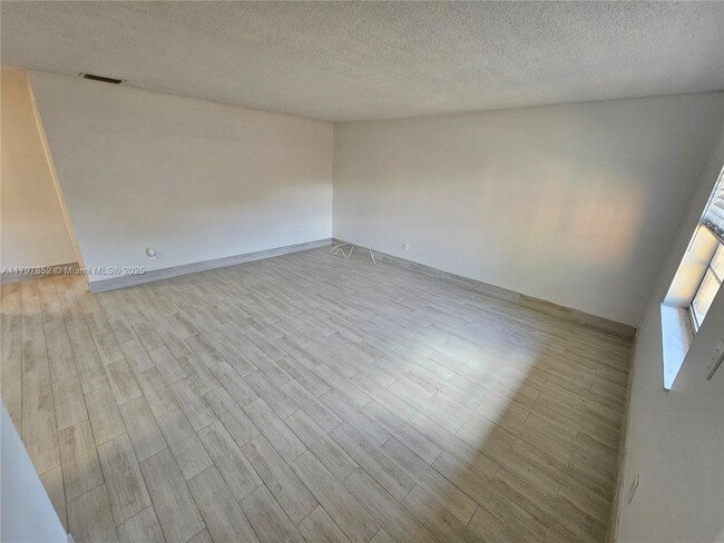 Building Photo - 4621 SW 33rd Ave
