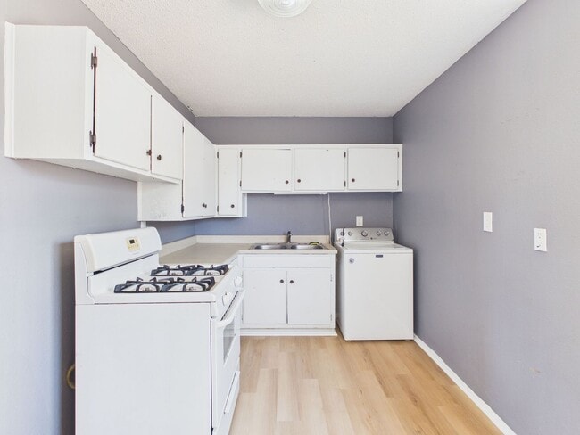 Building Photo - 3810 Mesa Verde Dr