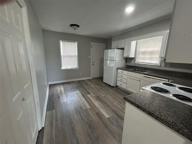 Building Photo - Charming and Affordable Downstairs Duplex ...
