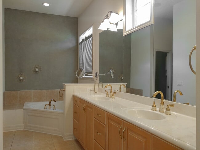 Building Photo - Idyllic Farmhouse in Newberry