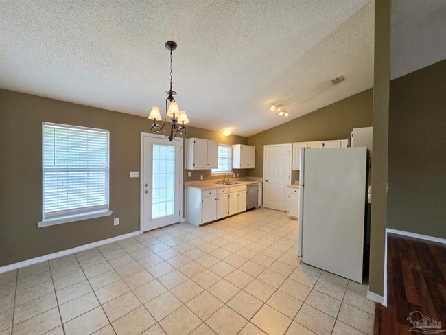 Building Photo - 4041 Shorewood Dr