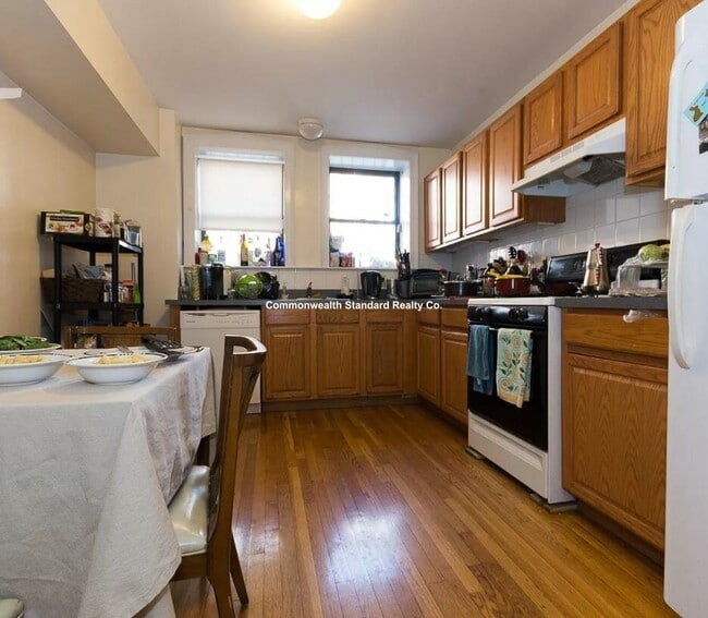 Building Photo - 23 Glenville Ave