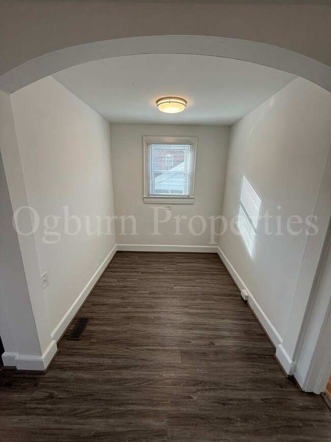 Building Photo - 2046 Queen St