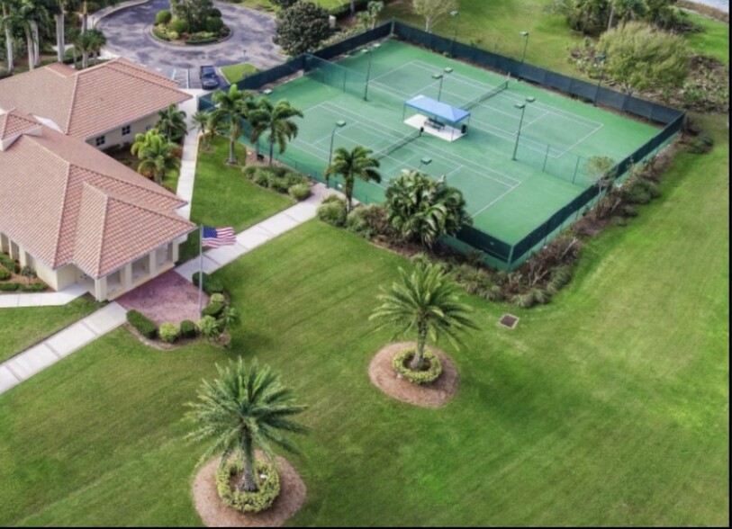 Building Photo - 895 SW Lake Charles Cir