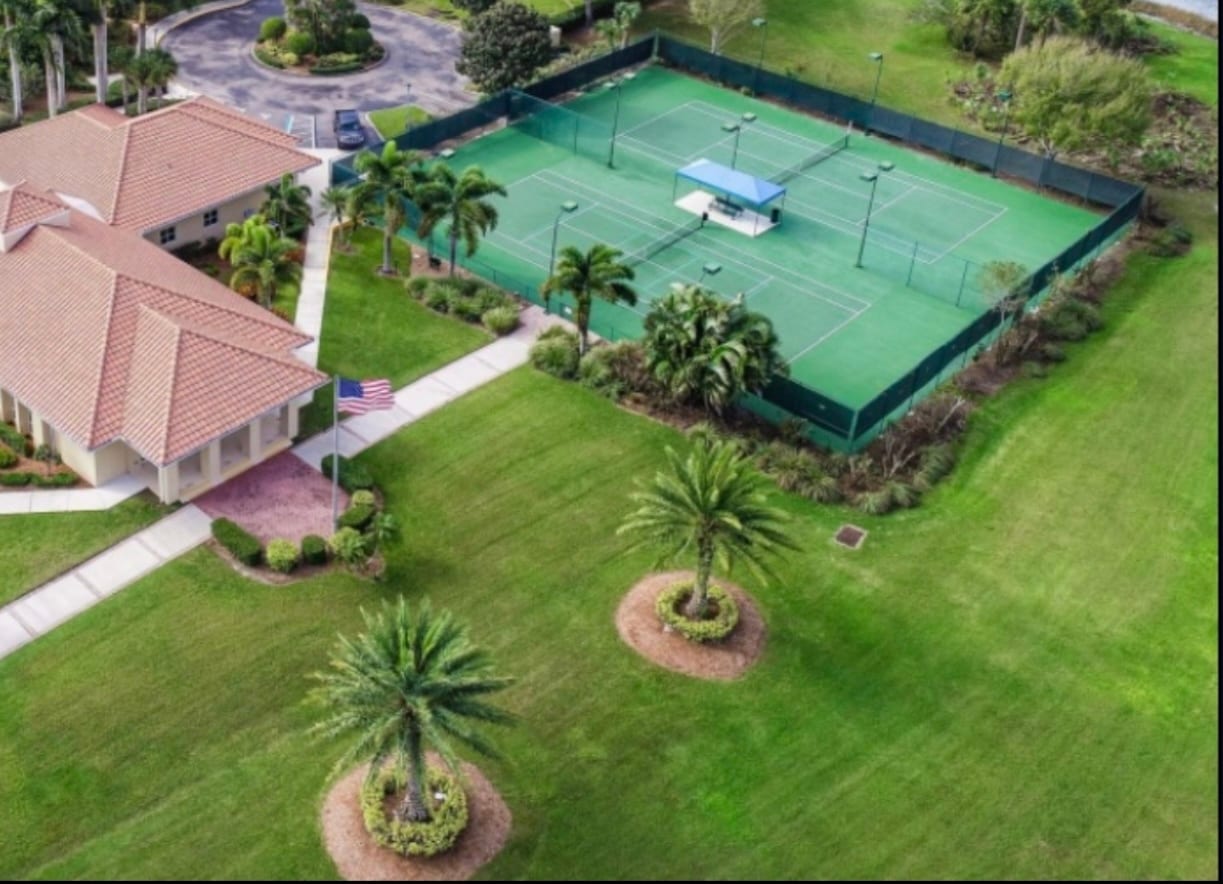 Building Photo - 895 SW Lake Charles Cir