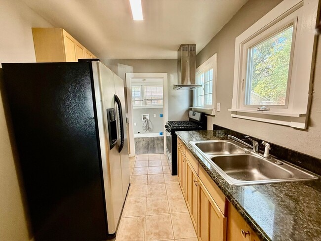 Building Photo - Cute Studio Home available NOW