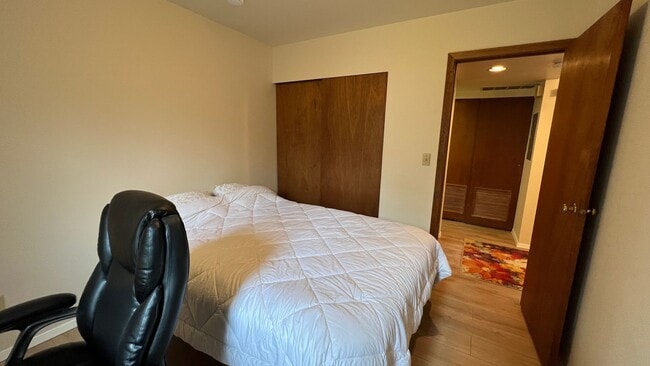 Building Photo - Furnished 2 Bed Top Floor Condo with Garag...