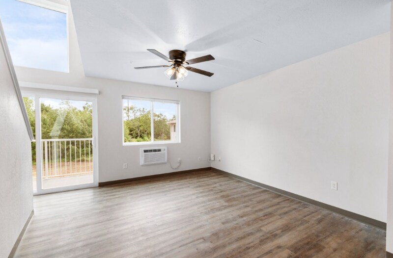 Building Photo - 352 Deschane Ave