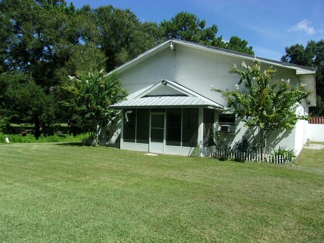 Building Photo - Country Living!