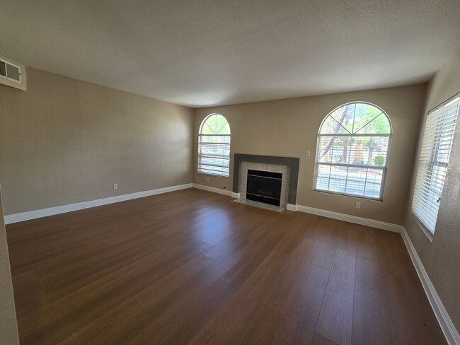 Building Photo - Townhome in Dreamy Summerlin Area -8417 Ma...
