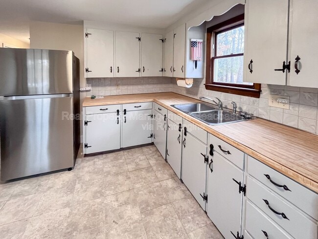 Building Photo - 241 Mallego Rd