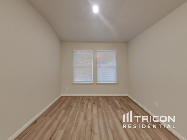 Building Photo - 13530 Paxton Blvd