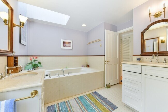 Building Photo - 14 Ash St