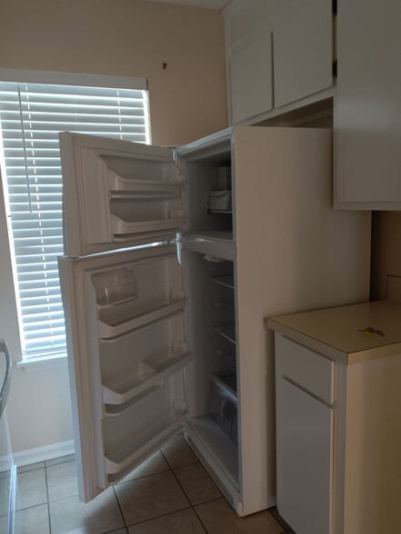 Refrigerator and freezer - 4725 Bayfield Dr