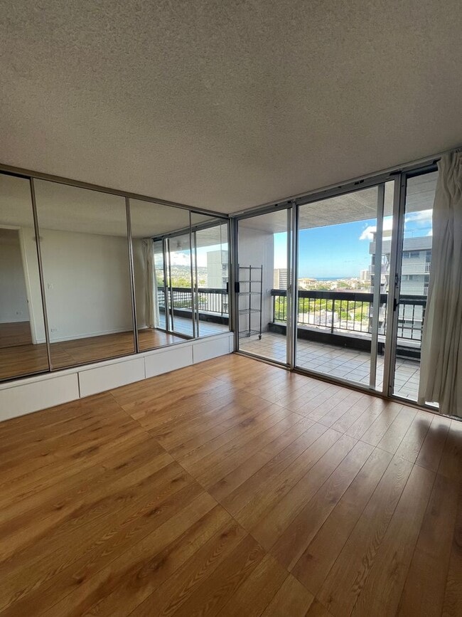 Building Photo - A/C. Ocean/City view. Covered Lanai. Swimm...