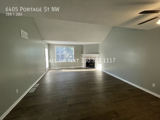 Building Photo - Three bedroom two bathroom duplex for rent