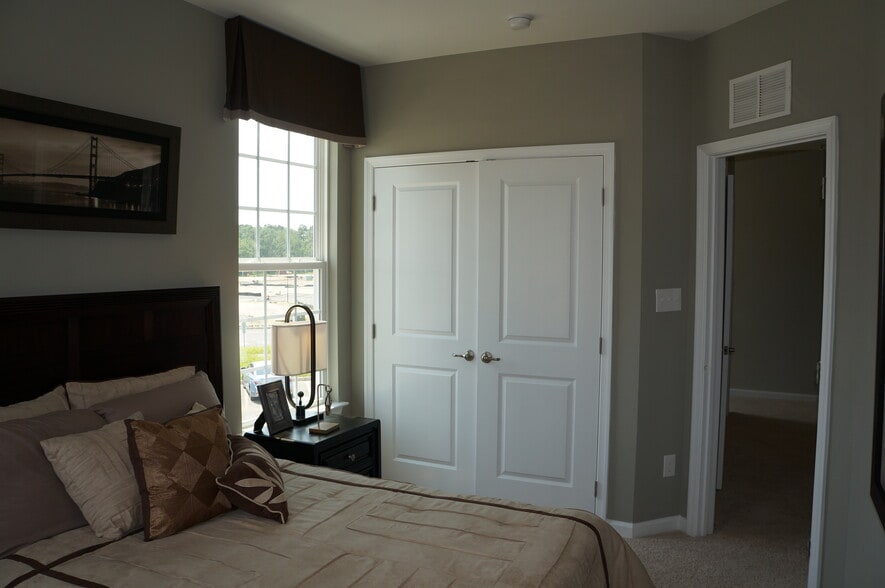 Bedroom 2 & Closet - 151 Kyle Dr