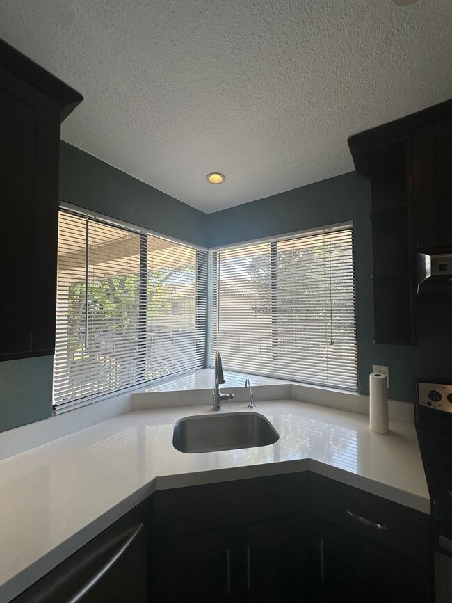 Building Photo - Condo, ready for move-in!