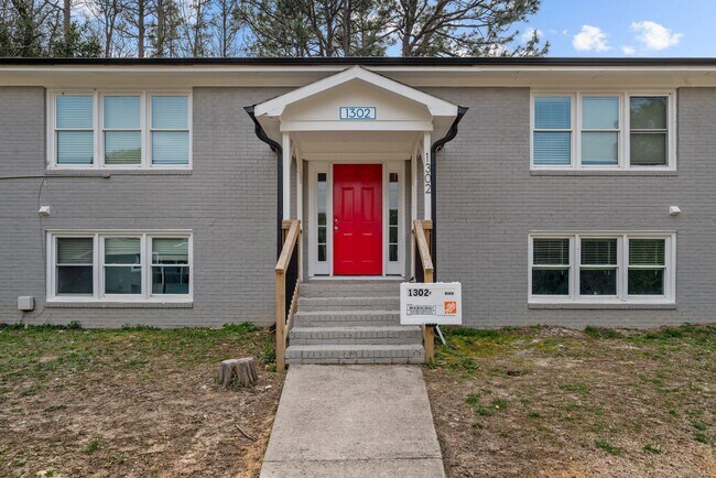 Building Photo - Newly Renovated, Uniquely Yours! Now Leasing 2 bed 1 bath Apartments.
