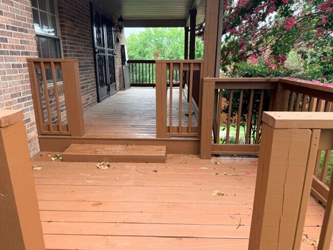 Building Photo - Maryville City 37804 - 4 bedroom, 3 bath Townhome - Contact Troy Adams (865) 233-6949