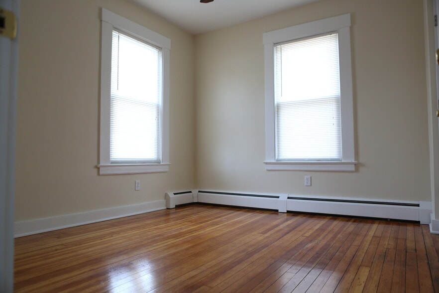 Building Photo - 33 S Cherry St