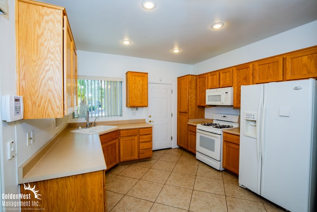 Building Photo - Charming 2Bdm 2Ba Home Located in the Desi...