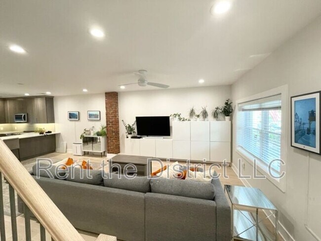 Building Photo - 1316 Staples St NE